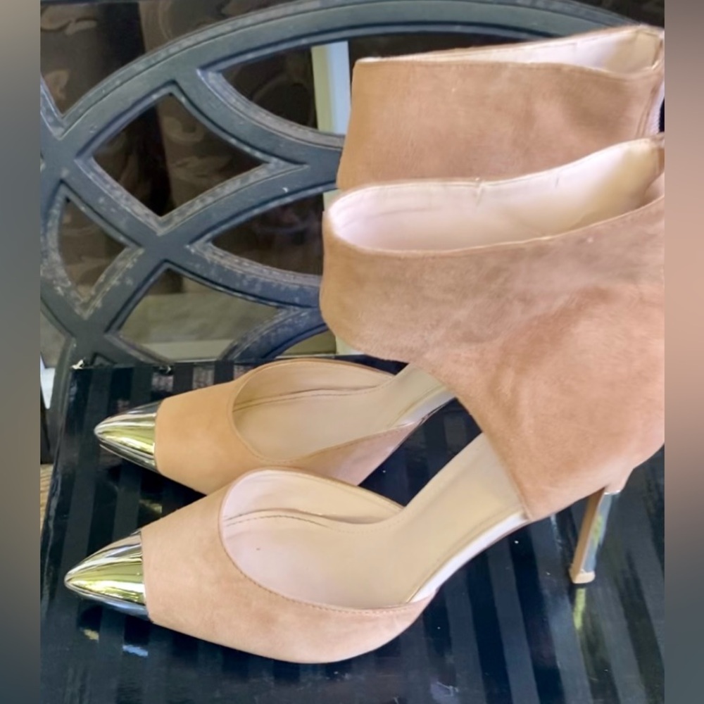 BEIGE TAN SUEDE LEATHER — SILVER METAL TOE CAPS — SILVER HEELS — NEW — SIZE 8.5